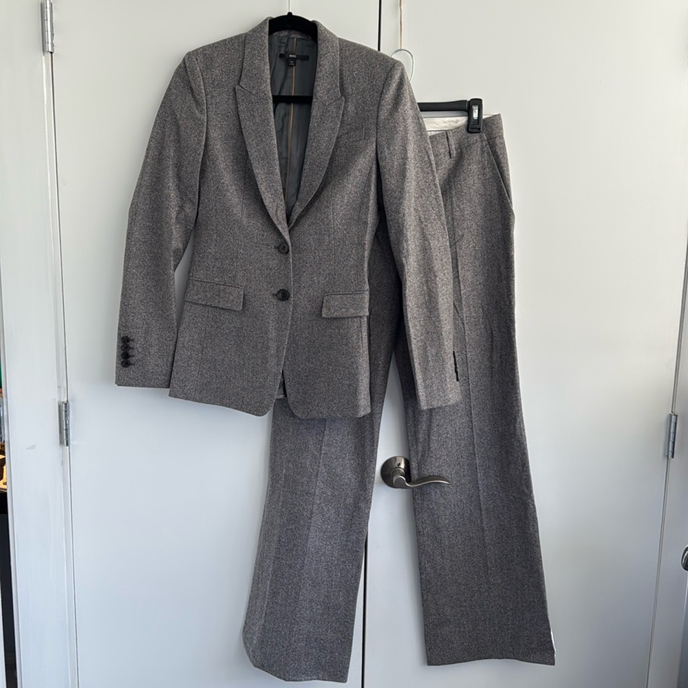 Hugo Boss 2-piece women’s wool blend suit, original price of $1200! Size 4, gray